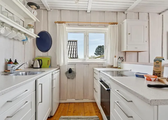 Hira - 200m From The Sea By Interhome