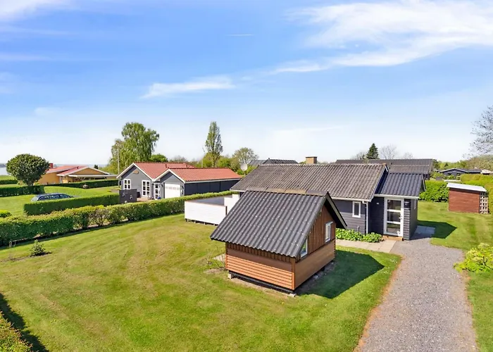 Hira - 200m From The Sea By Interhome